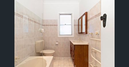 Four-bedroom house - Photo 2