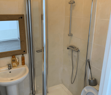 Self contained studio flat close to ilford station- £1200 pcm - Photo 4