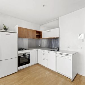 Inner-City Living in a Boutique Block at the Paris End of Flinders Street - Photo 2