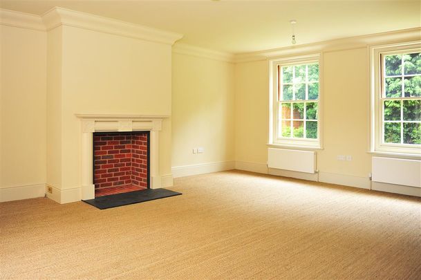 5 Bedroom Executive Detached Family Home to Let in St Georges Court Thornham - Photo 1