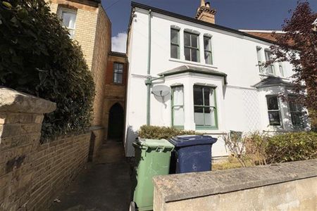 4 bedroom semi-detached house to rent - Photo 3