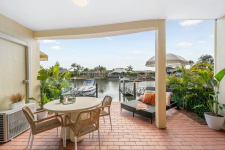 SPARKLING COASTAL TOWNHOUSE WITH CHÍC RENOVATED INTERIOR CONTACT JULIE SYKES 0438 050 110 - Photo 2