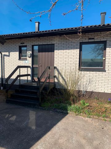 Lägenhet i parhus med egen ingång och uteplats. I anknytning till lägenheten ligger förråd och parkeringsplats. - Photo 5