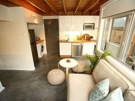 Stylish Two-Storey Apartment Near Shops and Beaches - Photo 3