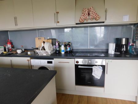 4 bedroom flat to rent - Photo 2