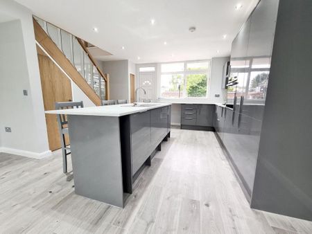 3 bedroom flat to rent - Photo 4