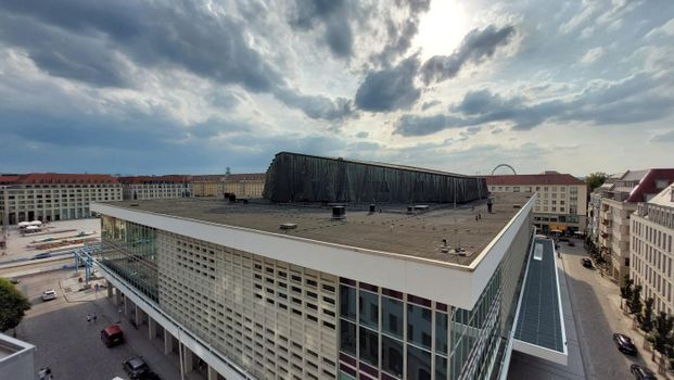 Blick über die Dächer-großzügige 2-Raum Wohnung mit Kamin & EBK im Herzen Dresdens! - Foto 1