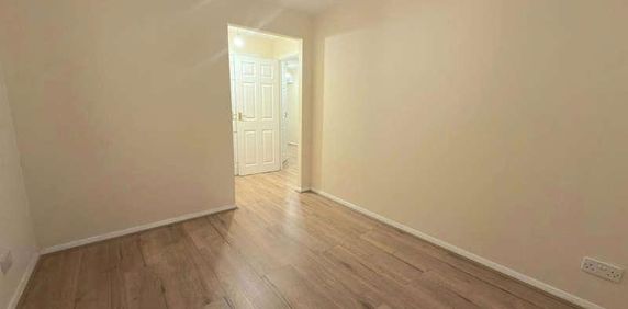 Richards Way, Slough, SL1 - Photo 2