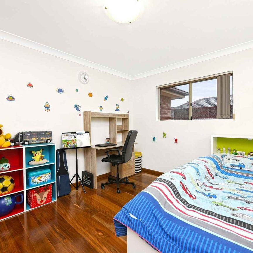 SPACIOUS 2 BEDROOM TOP FLOOR APARTMENT - Photo 1
