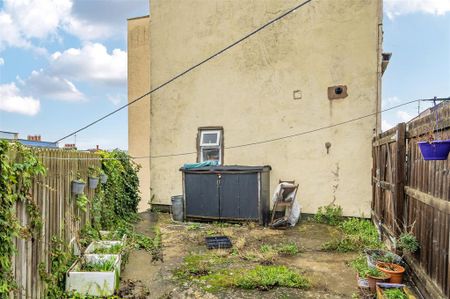 2 bedroom end of terrace house to rent - Photo 2