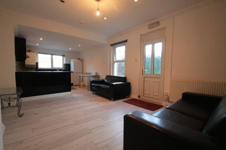 3 bedroom apartment to rent - Photo 2