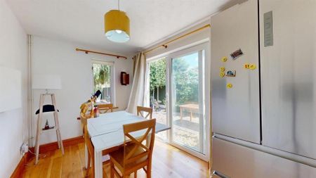 4 Bed Semi-Detached House, Hawksmoor Close, E6 - Photo 5