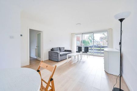 3 bedroom flat to rent - Photo 4