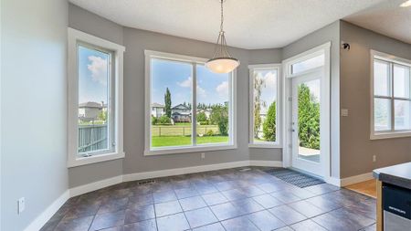 3 Bed Family Home In Mac Ewan | Cul De Sac Living | Large Deck • Green Belt Access - Photo 4