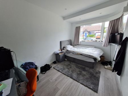 5 bedroom semi-detached bungalow to rent - Photo 3