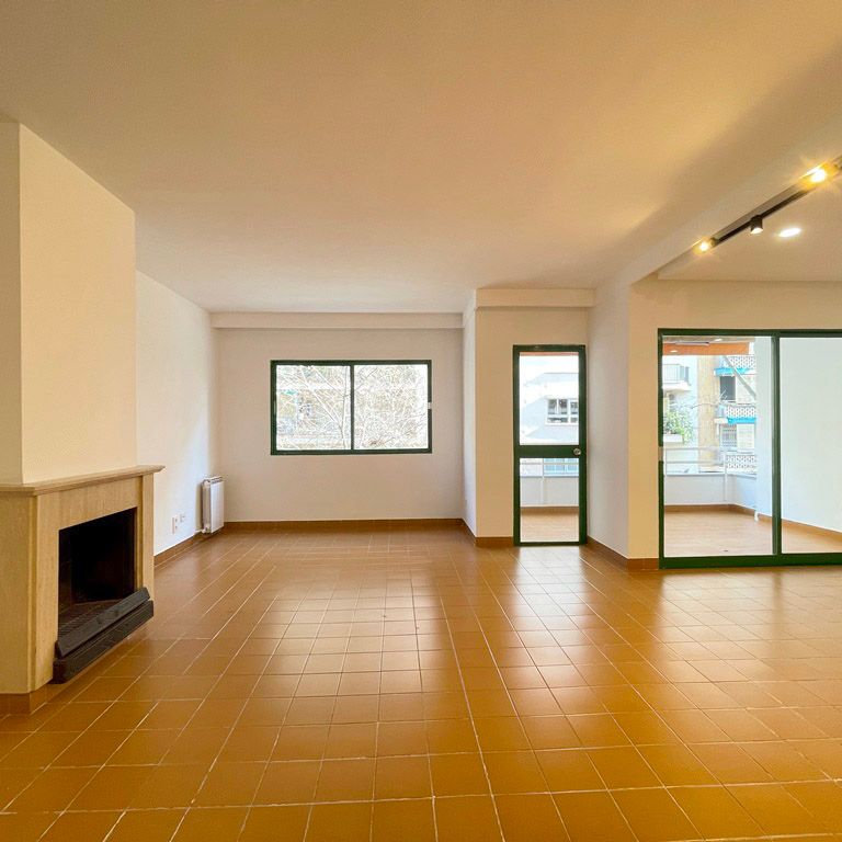 Apartamento de 4 dormitorios sin amueblar, terraza, parking y ascensos. Luis Vives, Palma. - Photo 1