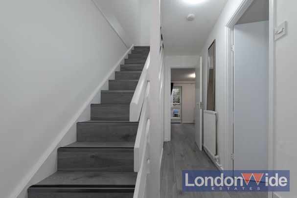 2 bedroom mews to rent - Photo 1