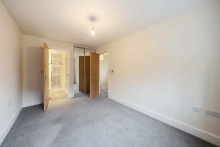 3 Bedroom House - Rowden Way, Alton - Photo 3