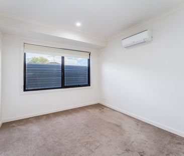 Spacious & Stylish Townhouse in Prime Doncaster East Location - Photo 4