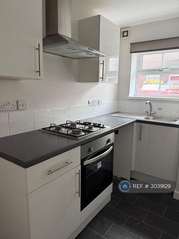 2 bedroom terraced house to rent - Photo 3
