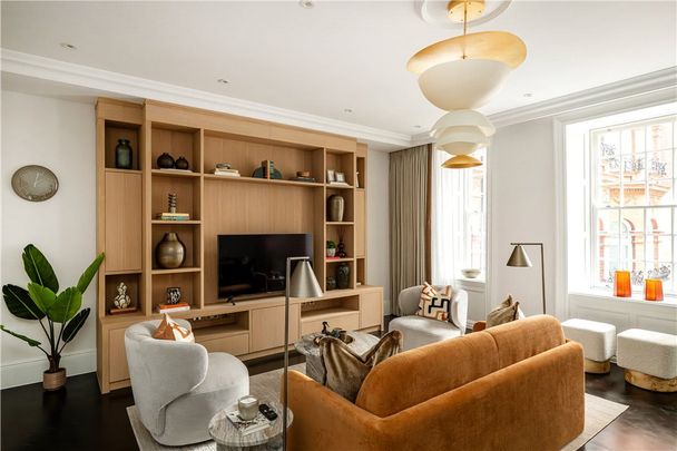 A superb three-bedroom, three-bathroom lateral apartment in a prestigious red brick building on Stratton Street, Mayfair. - Photo 1
