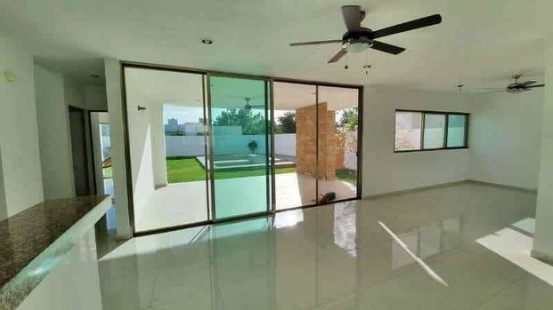 Amplia casa con espectacular jardín y alberca, ideal para grandes familias, en el norte de Mérida. - Photo 1