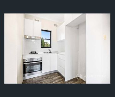 Bright & Airy Apartment in Ashfield - Photo 2