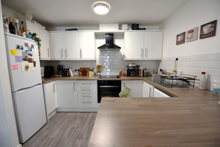 2 bedroom Flat in Flat 17, Leeds - Photo 4