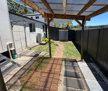 Charming 2 Bedroom Home - Photo 6