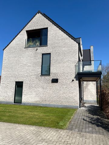 Modern appartement op de 1ste verdieping met mooi, open, terras. Uniek in zijn afwerking. Elk app beschikt over 'eigen' zonnepanelen! - Photo 3