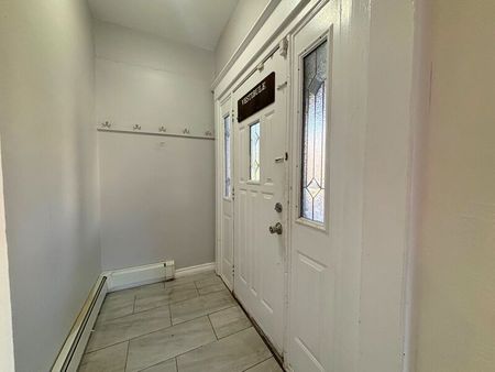 $1,699 / 2 br / 1 ba / 800 sqft 32 Sherman ave S unit 1 - Photo 4
