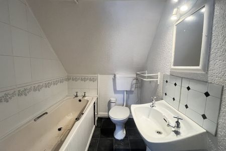 High Street - Photo 2