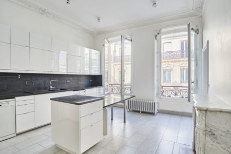 Appartement en location- Paris 16ème - 5 chambres- Avenue Marceau/Place des Etats-Unis - Photo 3