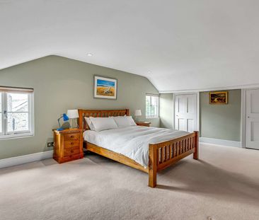 A superb 7 double bedroom period house with direct access to the ri... - Photo 5