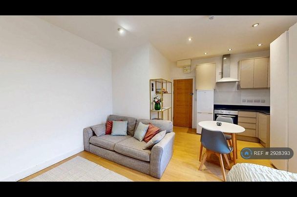 Studio to rent - Photo 1