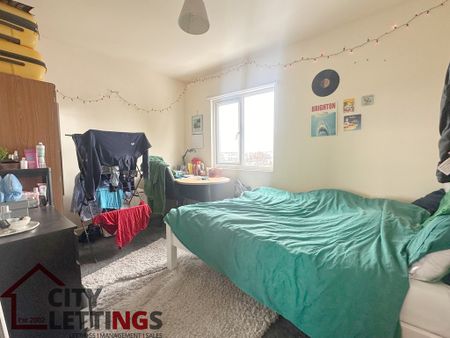 8 Bedroom Semi-Detached House - Photo 2