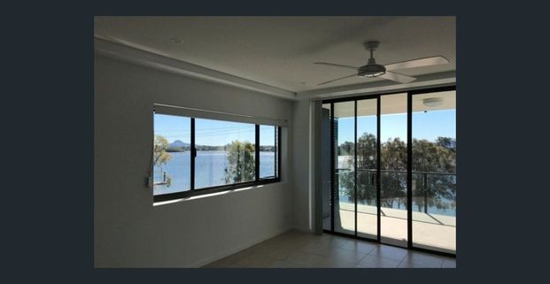 Ultimate Riverfront Living – Luxury Apartment with Uninterrupted Water Views - Photo 1