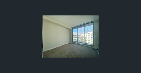 Large and bright living area - Photo 2