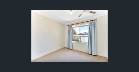 The perfect low maintenance secure private home in convenient location - Photo 2