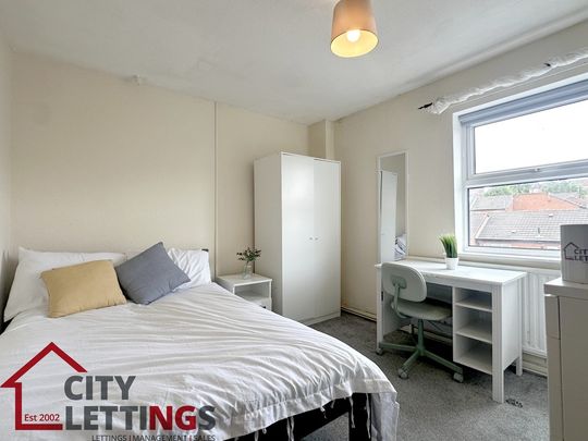5 Bedroom Mid Terraced House - Photo 1