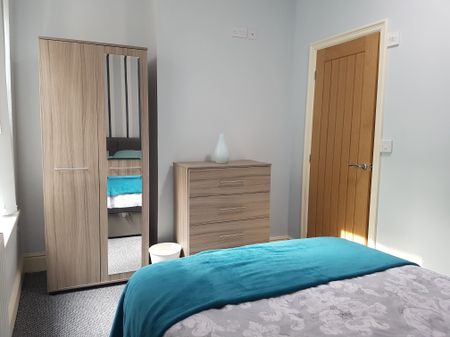 🏥 10 Min Walk to Salford Royal | 5-Bed Houseshare - Photo 4