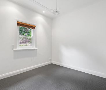 Quintessential Art Deco Apartment - Photo 3