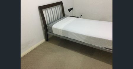 Unit - spacious clean and close to City - Photo 3