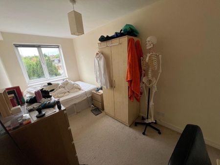 2 bedroom Flat To Let - Photo 3