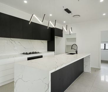 EXECUTIVE FAMILY HOME WITH MULTIPLE LIVING AREAS !!! - Photo 1