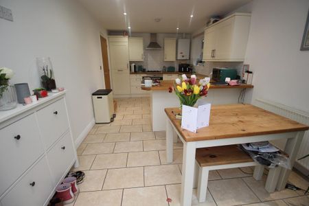 2 bedroom detached bungalow to rent - Photo 2