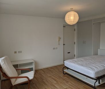 Studio Flat, Captains Place, SO14 - Photo 1