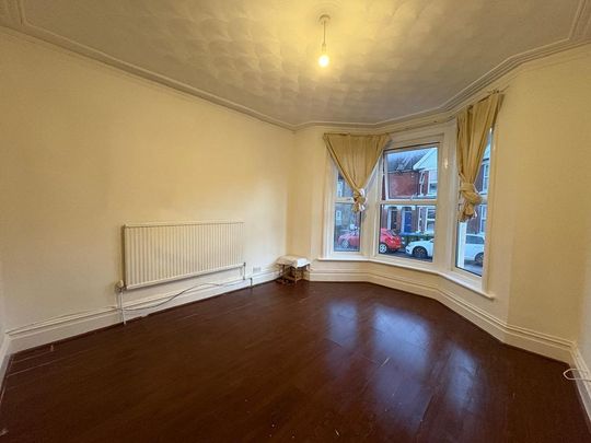 6 bedroom semi-detached house to rent - Photo 1