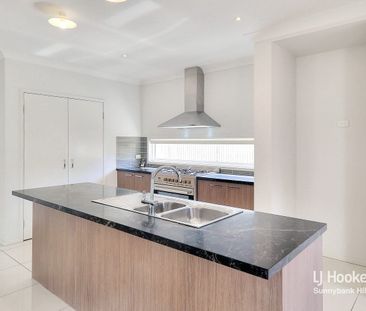 MODERN & LUXURIOUS HOME in the Sunnybank Hills School Catchment - Photo 5