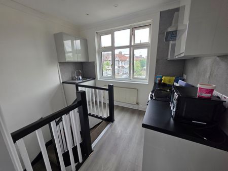 Studio Flat, Ashurst Drive, IG6 - Photo 5